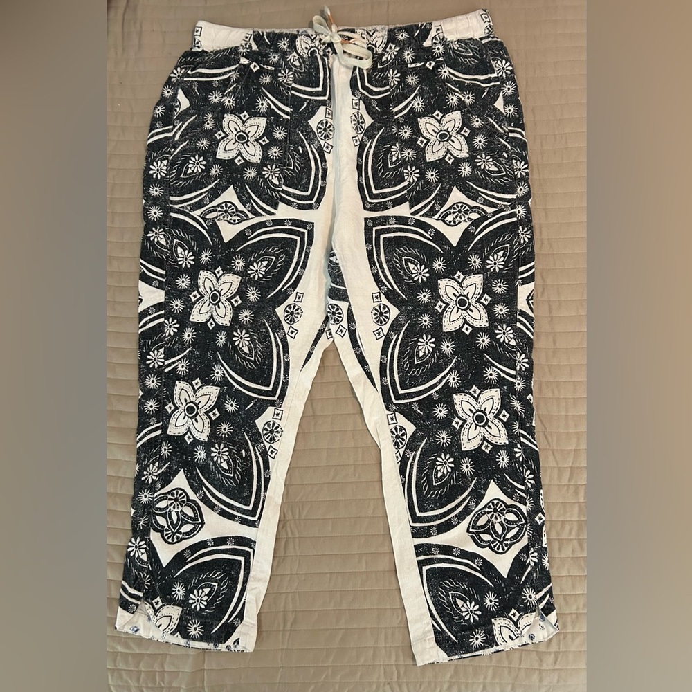 Pilcro White and Black Patterned Pants